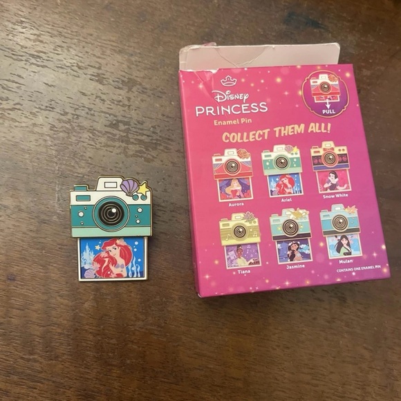 Disney Princess enamel Camera Pin - The Little Mermaid-Ariel - Picture 2 of 3